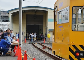 車両牽引車リモコン運転操作の様子