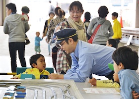 車両見学・鉄道模型運転(Nゲージ)の様子