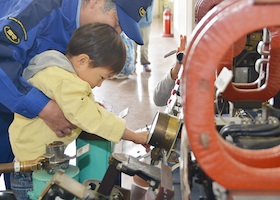 運転席操作・パンタグラフ操作の様子