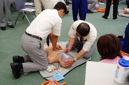 写真：AED取扱い訓練